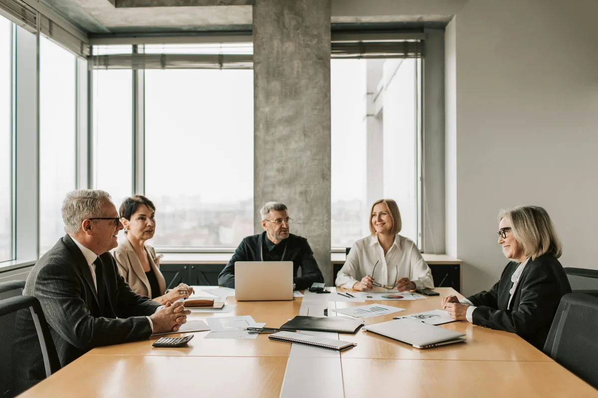 Overleg aan tafel — team bespreekt AI-strategie