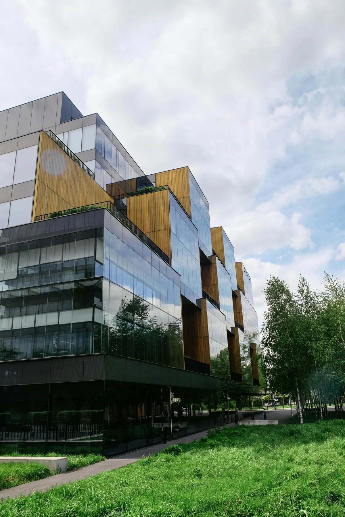 Modern kantoorgebouw met glasgevel