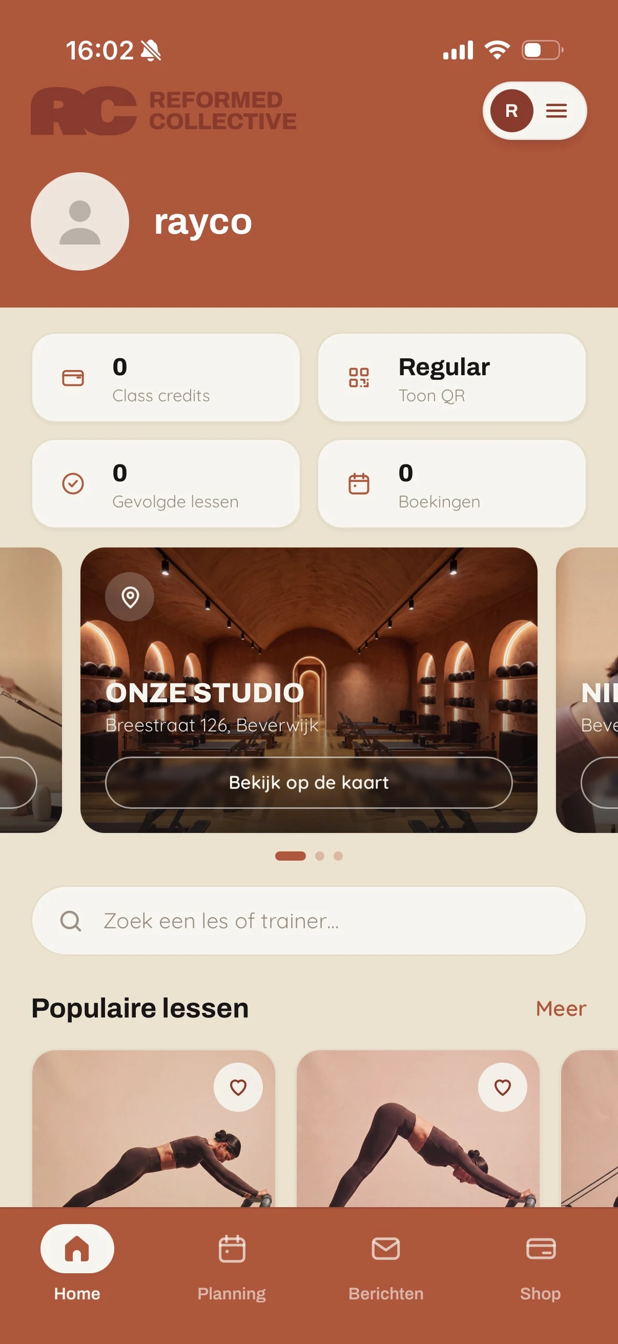 Reformed Collective app: home met credits en studio